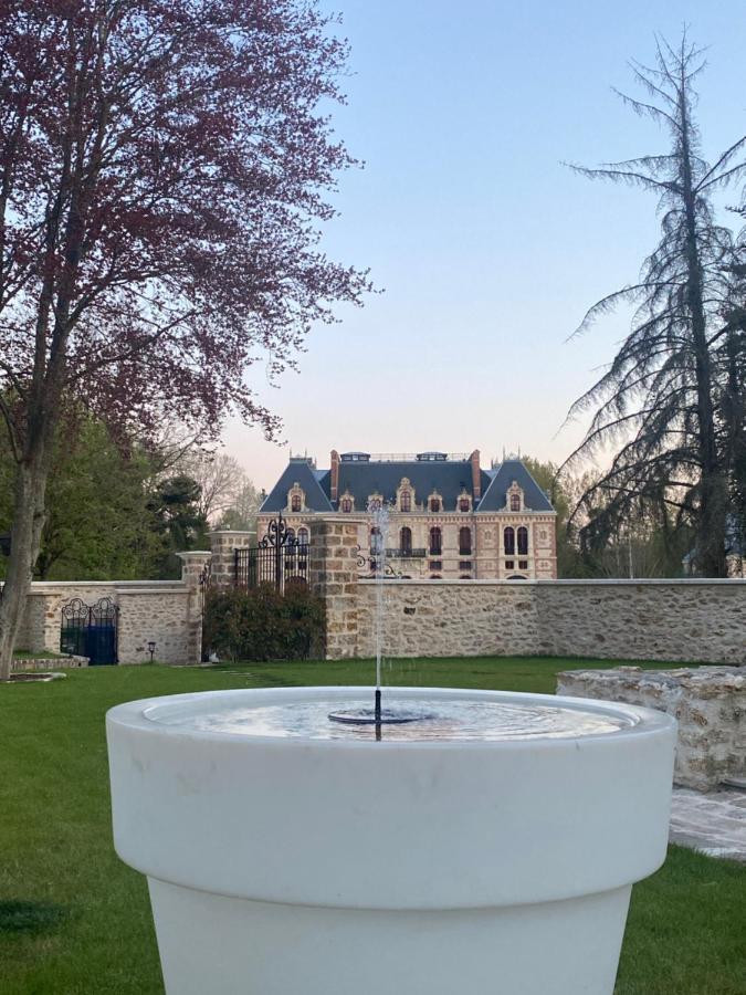 Loft Dans Le Clocher Face Au Chateau Bonnelles Luaran gambar