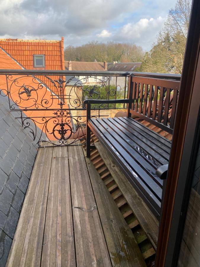 Loft Dans Le Clocher Face Au Chateau Bonnelles Luaran gambar