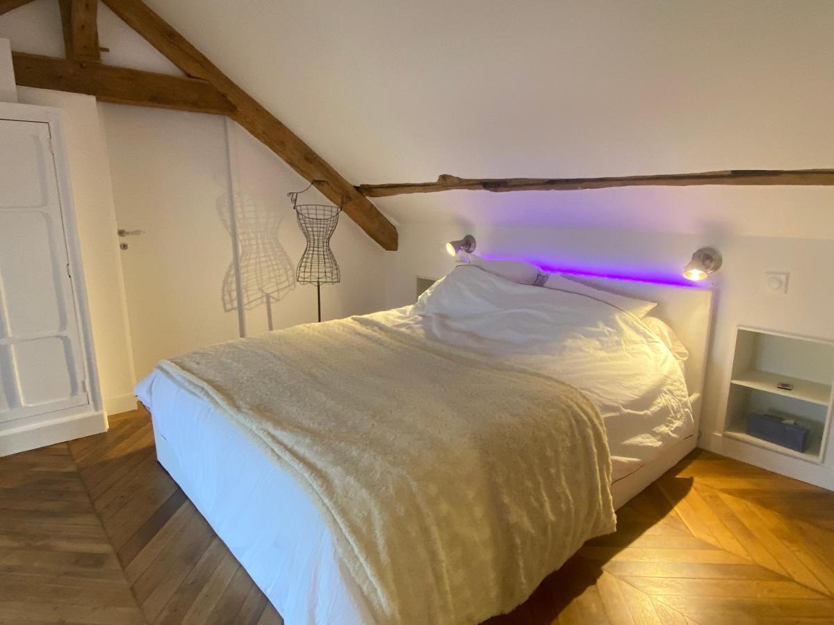 Loft Dans Le Clocher Face Au Chateau Bonnelles Luaran gambar