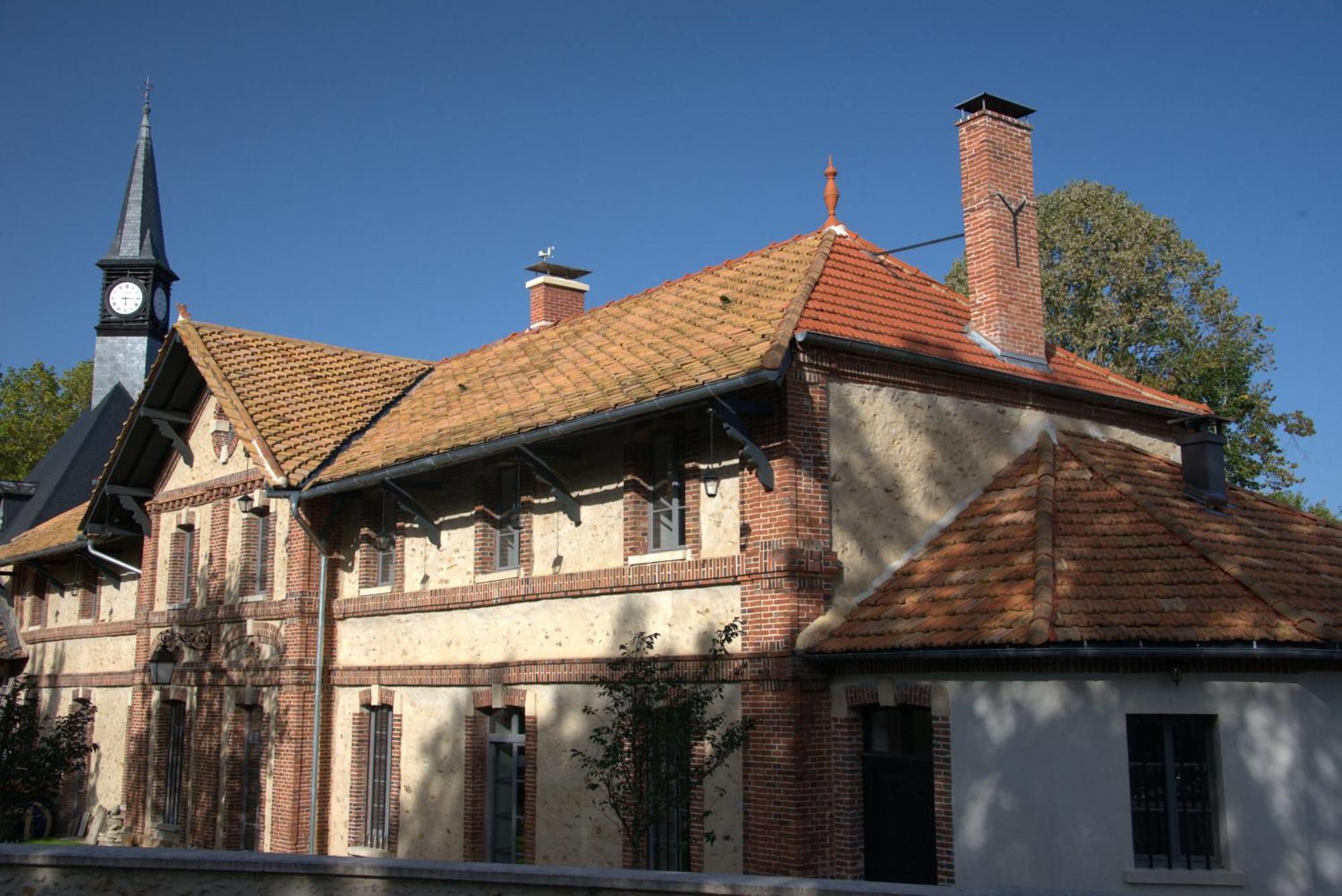 Loft Dans Le Clocher Face Au Chateau Bonnelles Luaran gambar
