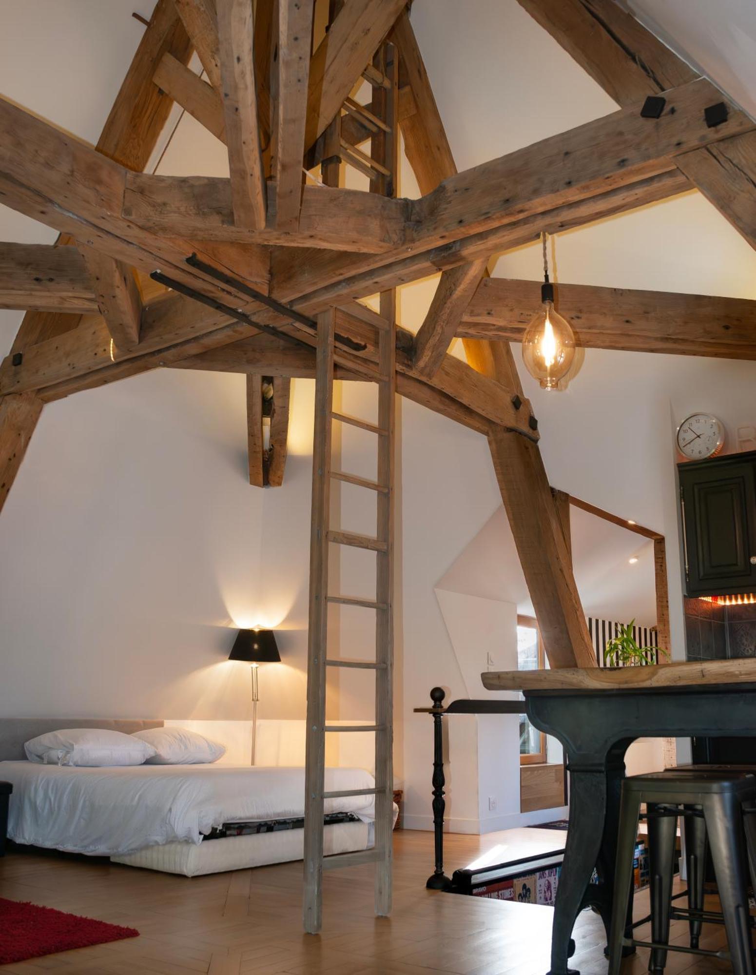 Loft Dans Le Clocher Face Au Chateau Bonnelles Luaran gambar