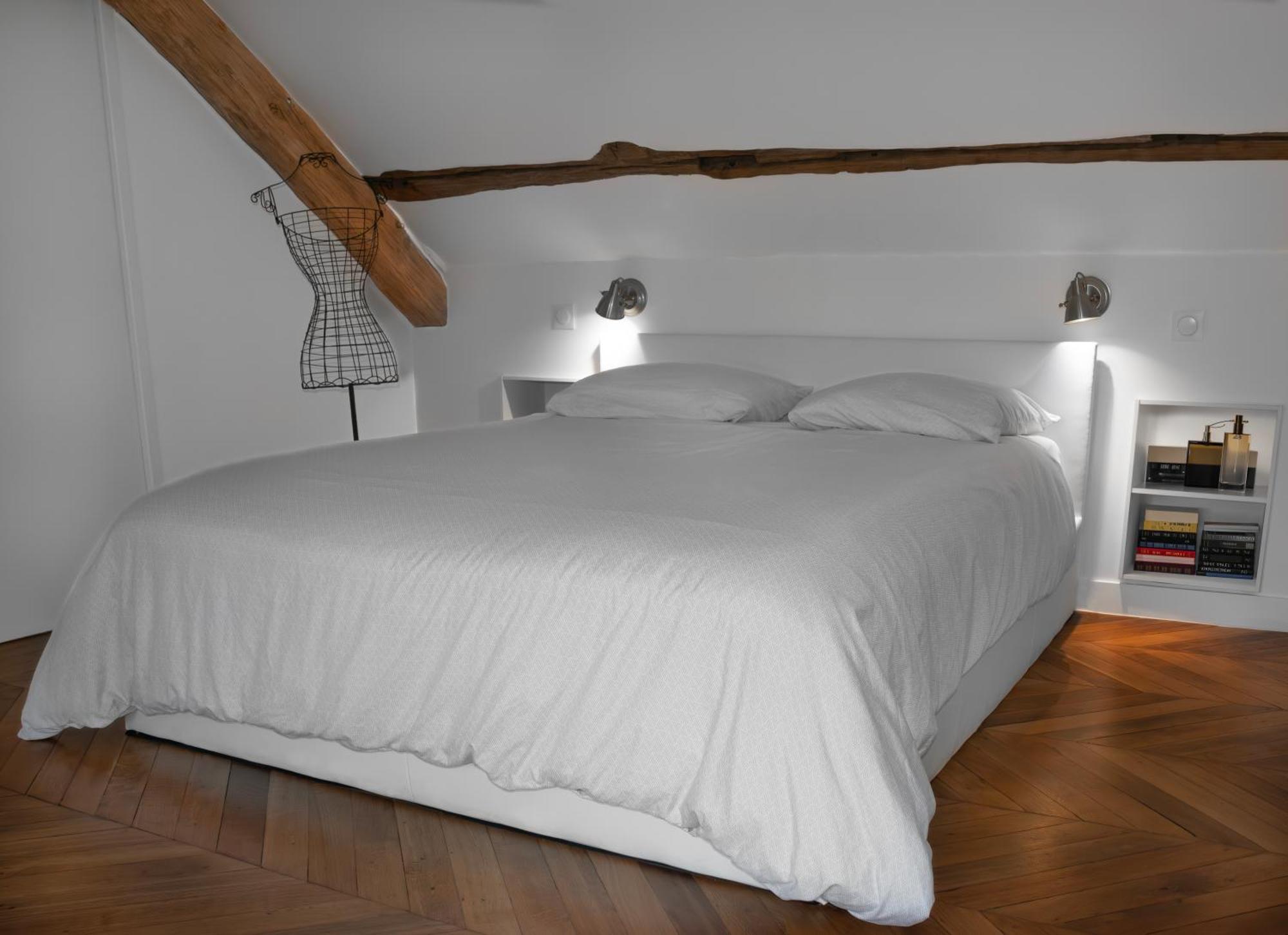 Loft Dans Le Clocher Face Au Chateau Bonnelles Luaran gambar
